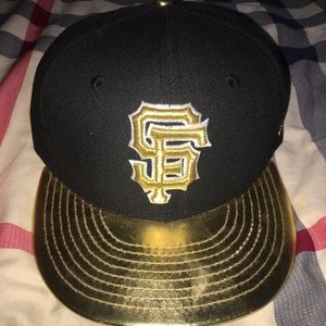 NEVER WORN Metallic Gold New Era Giants Fitted - 7